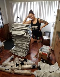 Судя по татухе, у нее мозг в ноге. Чо вы удивляетесь...