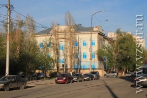 Это нормально по твоему,вместо реставрации полуразрушенное здание в самом центре винилом обтянуть? Уже лет 5 так стоит. Кому оно нужно?