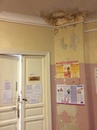 У нас в Вартемягах примерно так и выглядит районная поликлиника. Это, на минуточку, в 5км от Питера.