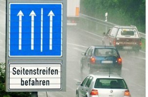 Ась? Откуда на федеральных трассах Германии взялись обочины? Есть ПОЛОСЫ БЕЗОПАСНОСТИ на автобанах и федеральных трассах. По ним можно двигаться, если это разрешено соответствующими знаками, как на первом фото. А "обочины" у нас выглядят как на фото 2 и 3. Удачи тем, кто захочет по ним проехать.