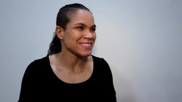 Вот, вспомнил, где я видел эту красотку:)
Боец UFC Аманда Нуньес.