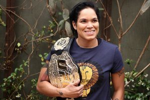 Вот, вспомнил, где я видел эту красотку:)
Боец UFC Аманда Нуньес.