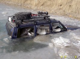 То ли перевод кривой, то ли отсутствует жизненный опыт.

Паровое судно и тогда и сейчас называется пароход.

Капитан принял решение покинуть корабль и приказал своей команде направляться к берегу.(ц.)
Американские команды для управления подчиненными всегда очень конкретные, вот и тут чтобы команда не направилась в открытый океан, капитан указал конкретное направление.

Моряки не были одеты должным для мичиганской зимы образом.(ц.)
Моряки, видимо, как московские мажоры зиму переживают без верхней одежды. Квартира - машина - редко офис - клуб. Тулуп с валенками при такой жизни и не нужен.

Ещё один корабль попал в бурю, но сумел причалить.(ц.)
Оказывается там были и причалы, раз причалили.

Трёхметровый слой льда покрывал палубу. Машины приходилось буквально вырубать.(ц.)
Хотелось бы посмотреть на процесс вырубки на морозе. После этого их смогли еще и продать.

Смытые за борт, естественно, спасти не удалось, но говорят, что весной их выбросило на берег. (ц.)
Машины как янтарь их всегда выбрасывает на берег.

Местные жители, обнаружив машины на берегу, просто забрали их домой, не потрудившись узнать, кому они могут принадлежать.(ц.)
Америка всегда была "дикой" страной, где не действует закон, нет уважения к частной собственности и сосед никогда на тебя не настучит если чаво.

Он ездит на нём каждый день летом, а зимой ставит на прикол, чтобы дать двигателю отдохнуть . (ц.)
Чтобы не крутить заводную ручку, когда надо куда-то ехать, хозяин, просто, не глушит машину, а дает отдохнуть двигателю только зимой.