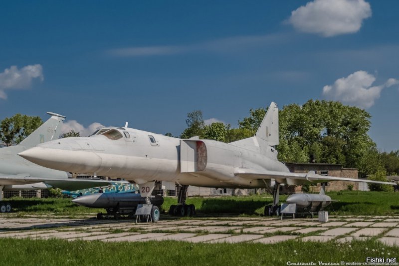 Это Ту-22 М3, а был еще Ту-22 М2 - у него воздухозаборники закругленные.