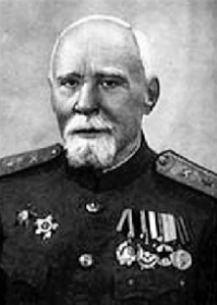 "Один из этих дедов хорошо знал местоположения артиллерийских арсеналов в Москве" - автор, я б тебя придушил за отсутствие уважения к подвигу предков. В погоне за лайками можно было бы собрать больше информации, а не тупо копипастить. Поэтому я просто обязан дополнить ещё немного чужого текста:
"Незадолго до описываемых событий Георгий Жуков обратился в Ставку верховного главнокомандующего с требованием дать средства борьбы с бронетехникой. Сталин его выслушал в присутствии командующего артиллерией РККА Воронова и признался, что средств борьбы с тяжелыми танками противника у него нет, зато есть люди   специалисты артиллеристской академии:  Среди них, возможно, остался генерал-майор Давид Евстафьевич Козловский. Найдите его и скажите, что товарищ Сталин просит его помочь в приобретении противотанкового оружия для бойцов Красной армии .

Артиллеристская академия уже была эвакуирована в Самарканд, однако 71-летний Козловский оставался в столице. Генерал Козловский был специалистом высочайшего класса и, пожалуй, из высших советских офицеров ему одному было известно содержимое законсервированного в 1922 году в связи с реорганизацией армии артиллеристского арсенала в Мытищах. Арсенал, иначе называемый  мызой Раева , и сейчас непросто найти: он располагается на опушке Лосиного острова. Строить его начали еще в 1870 году. Сначала там хранилось 80 тыс. пудов пороха; потом, по мере развития вооружения, добавлялись новые и новые склады.

Там и ждала своего звездного часа дюжина 6-дюймовых пушек образца 1877 года, при помощи которых Козловский предложил закрыть брешь в обороне 16-й армии Рокоссовского. С использованием английских снарядов Ф-531 для 152-мм гаубиц Виккерса стрельбой из засад с дистанций 500 600 метров удалось уничтожить до роты немецких танков. Поскольку прицелов в  старорежимных  орудиях не предусматривались, целиться приходилось через ствол. Английские снаряды находились на том же складе с 1919 года после захвата их в Архангельске у интервентов. К ним, в свою очередь, подходили американские пороховые капсюли-взрыватели, тоже захваченные в Архангельске. Все это были боеприпасы Первой мировой войны 

В начале декабря они спасли столицу, а через несколько недель стали причиной страшной трагедии. В предпоследний день 1941 года в районе станции Лосиноостровская взорвался эшелон   47045. Начался страшный пожар: весь узел был забит вагонами с боеприпасами и военной техникой. В огненном кольце очутился санитарный поезд с ранеными. Горели и рушились здания на Ярославском шоссе. Погибли тогда свыше четырех сотен человек 

А боевой путь 6-дюймовых пушек 1877 года продолжался. С успехом они применялись и защитниками осажденного гитлеровцами города на Неве, и в Крыму. Окончательно со службы в Красной Армии эти орудия ушли только в зиму 1942 43 гг "

Биографическая справка
Давид Козловский (1870 1949)
Он дважды в своей жизни надел золотые погоны генерала: первый раз в русской армии, второй   в советской. Окончив Нижегородский графа Аракчеева кадетский корпус, будущий генерал поступил в Михайловское артиллерийское училище. В 1890 году, успешно завершив обучение, Козловский служил на различных штабных и войсковых должностях, с мая 1911-го года он   еще и преподаватель родного училища. В первый раз звание генерал-майора ему было  присвоено в 1913 г. Добровольно вступил в РККА, преподавал в Артиллерийской академии РККА (в 1925 1932   Военно-техническая академия РККА, затем   Артиллерийская академия имени Дзержинского). Доктор военных наук, профессор. Вторично звание генерал-майора получил приказом от 04.06.1940. Член-корреспондент Академии артиллерийских наук (1946). Умер в Москве, похоронен на Новодевичьем кладбище.