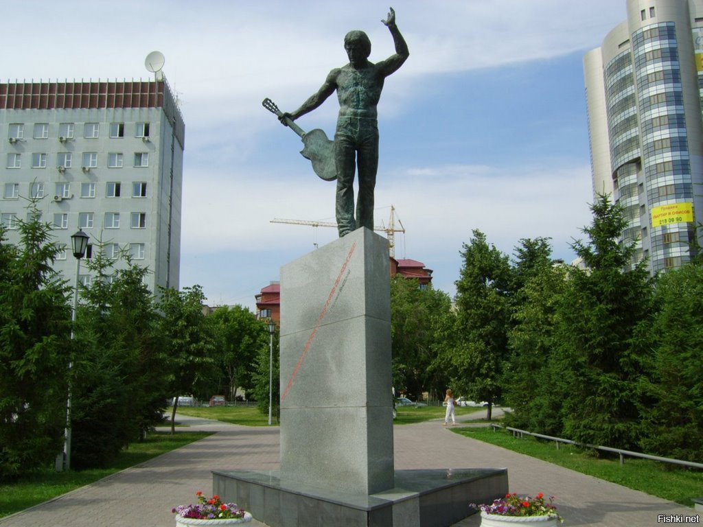 Памятники в новосибирске. Памятник Высоцкому в Новосибирске. Памятник Владимиру Высоцкому в Новосибирске. Аллея бардов в Новосибирске. Аллея бардов памятник Высоцкому Новосибирск.