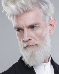 Вы конечно извините но этому чуваку лет 70 не меньше. Моему старшему брату 52, так у него ни одного седого волоса на голове,лицо холеное и гладкое. Многие его воспринимают как 40 летнего и несколько раз воспринимали его 28 летнюю дочь  как супругу