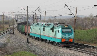 Дончаки уже все на Октябрьской жд обслуживаются в Локотехе. Но только машинисты  от них не в восторге, в гору с большим усилием прут состав и в плане потребления электроэнергии не экономичные. Вот о Синаре отзывы уже хорошие пока они только осваиваются на Окт жд. А пока ВЛ 10 и Вл 15 рабочие лошадки.