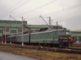 Дончаки уже все на Октябрьской жд обслуживаются в Локотехе. Но только машинисты  от них не в восторге, в гору с большим усилием прут состав и в плане потребления электроэнергии не экономичные. Вот о Синаре отзывы уже хорошие пока они только осваиваются на Окт жд. А пока ВЛ 10 и Вл 15 рабочие лошадки.