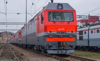 Дончаки уже все на Октябрьской жд обслуживаются в Локотехе. Но только машинисты  от них не в восторге, в гору с большим усилием прут состав и в плане потребления электроэнергии не экономичные. Вот о Синаре отзывы уже хорошие пока они только осваиваются на Окт жд. А пока ВЛ 10 и Вл 15 рабочие лошадки.