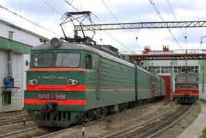 Дончаки уже все на Октябрьской жд обслуживаются в Локотехе. Но только машинисты  от них не в восторге, в гору с большим усилием прут состав и в плане потребления электроэнергии не экономичные. Вот о Синаре отзывы уже хорошие пока они только осваиваются на Окт жд. А пока ВЛ 10 и Вл 15 рабочие лошадки.