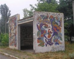 Зачем же такие? Вспомните советские кирпичные остановки. При ударе бы об такую машина бы, практически сразу, остановилась. 
Но нашим же деятелем они не понравились и они утвердили "лучший" вариант:
 - для защиты от летнего солнца и зноя -  прозрачная крыша,
 - для защиты от осенних дождей и ветров - открытые боковые стороны,
 - для удобства ожидания в зимний период - металлическую скамейку!
А самое страшное, что эти остановки на раз-два сносятся машинами...