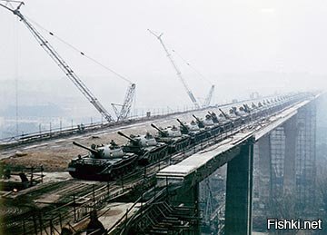 архитектор становится под мостом,во время нагрузочных испытаний..
к примеру знаменитый Нусельский мост в Праге нагружали 66 танков т-62