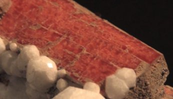 да нет. Судя по узору, это явно какой-то цепочечный силикат. Например серандит, родонит или Пироксмангит.

А вот монацит я бы в свою коллекцию была бы не против прикупить. Уложила бы его в свинцовый футлярчик, в котором хранится мои радиоактивные образцы циркона и чароита