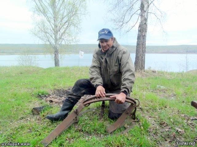 Открыть медвежий капкан на белом фоне, крупным планом