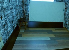 Полностью фотку пола не нашел, вот начало, вот спустя где-то месяц при сборке кровати есть. Там где кровать - особо не заморачивался с цветами, каких больше - туда и шли. Одна коробка с немного другими замками была. По полу сразу чувствовалось, потому пришлось убрать. Пустил на полки. На фотке первый вариант из совсем обрезков, но потом убрал замки у остатков и встроил. Там мелочевка была. Диски. модель танка, книжки.