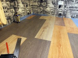 Полностью фотку пола не нашел, вот начало, вот спустя где-то месяц при сборке кровати есть. Там где кровать - особо не заморачивался с цветами, каких больше - туда и шли. Одна коробка с немного другими замками была. По полу сразу чувствовалось, потому пришлось убрать. Пустил на полки. На фотке первый вариант из совсем обрезков, но потом убрал замки у остатков и встроил. Там мелочевка была. Диски. модель танка, книжки.