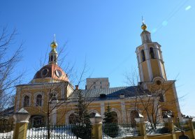 Колокольня храма Всех Святых на Соколе отклоняется почти на три градуса - Начала отклоняться в 19 веке, виноваты подземные реки. Отклонение усилилось в годы застройки Ленинградского проспекта и строительства метро