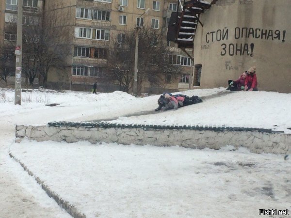 Это Донецк.В Докучаевске сегодня 5 раненых мирных жителей.Киев думает,что у него так быть не может.
Судя по тому как гоняют наших вокруг олимпиады,Киев-таки может спать спокойно.