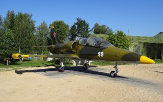 А еще под габариты "современный истребитель" можно записать Лку - она вообще игрушечная :)