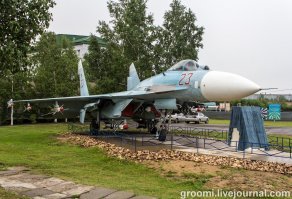 Я видел и ил-4, и су-27 вживую тоже ;)
У ил-4 размах крыльев больше 
и он выглядит большим, су-27 же со своим 15метровым размахом не кажется такой громадиной, какой кажется ил-4 ) А миг-29 вообще малышем кажется :)

Даже по фото -