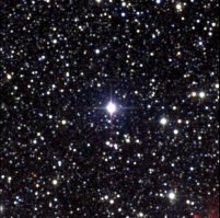 --Иногда даже можно встретить системы, которые состоят из трех звезд.--
Ближайшая к нам Альфа-Цетавра - тройная, две звезды класса Солнца - рядом, 17 астрономических единиц, и красный карлик Проксима (ближайшая) - на отшибе системы тройной звезды, и, кстати, у неё подтверждена планета в зоне жидкой воды, но не факт, что есть жизнь, т.к. самая близкая к нам звезда после солнца - вспыхивающий красный карлик типа UV Кита