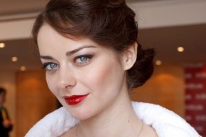 Есть у нас красивые актрисы, и очень талантливые! Я рядом с ней могу только Марину Александрову и Катерину Гусеву в том же стиле назвать. А вот Анна Ковальчук - отдельная ведьминская тема...