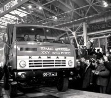 Интересно, а какой все же у него номер был: 00-01 тат или 00-01 кам? Мне почему-то кажется, что КАМ - фейк. Если мне не изменяет память, в советские времена у Наб.Челнов собственной серии, ГРЗ не было, вся Татарская АССР ездила с серией Т**