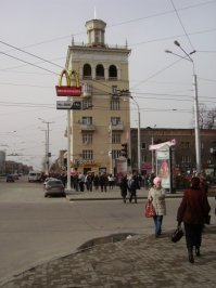 г.Запорожье, перекресток проспектов Металлургов и Ленина(ныне Соборный).
Наклон башни в сторону проспекта Ленина-на границе башни и трехэтажного дома видна металлическая латка от фундамента до крыши до полутора метров шириной вверху, закрывающая разрыв здания