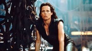 похожа на Рипли из 4 части Чужих