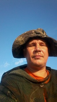 Костюмчик такой - да, в жару отличная вещь, только штаны (в тундре по крайней мере) кустарничек рвет на раз, да и у костра с опаской надо ходить - все лето штопал.