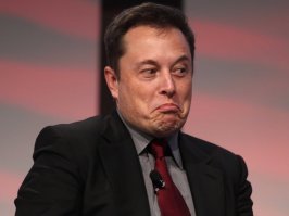 Tesla в режиме автопилота врезалась в пожарную машину
