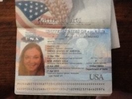 очень хорошенькая улыбушка,  как будто не в РФ живёт, а в США, в РФ всё серьёзно, вдруг она над выборами смеётся? запретить!