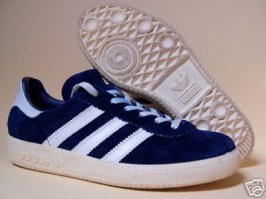 лет 30 назад были у меня такие адики, производства Кимры. Попал под сильный дождь, промочил сильно ноги, синюю краску с ног не мог смыть дня три. Потом носил их года два, жалко было выкидывать.