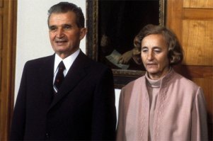А говорят однополые браки недавно разрешили... Справа-то однозначно мужик...