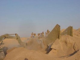 В 2003 году военные инспекторы из США, обследуя территорию Ирака, обнаружили в пустыне пару погребенных под песком американских военных бомбардировщиков. Огромные курганы песка над ними не оставляли сомнений в том, что боевые машины не просто занесло песком во время песчаной бури, - нет, их зарыли специально! Зачем? Как предположили эксперты, лидеры армии Саддама Хуссейна не хотели осложнений с США, и поэтому попытались спрятать самолеты, оказавшиеся у них незаконным путем. Тоже слабое объяснение, но что поделать - хоть какое-то!
---------------------------------------------------------------
Ну что за чушь ? Да за такую откровенную халтуру кураторам пора зарплаты лишать своих тупых пропагандонов !
Ну к чему эта ложь на ровном месте ???? Какая от нее польза ????

Во-первых, на фото не американский, а советский МИГ-25РБ.
Во-вторых, это американские войска, которые захватили Ирак, нашли советские самолеты, ДВА из которых были закопаны песком. Зачем ? Никто не знает.
А вот то, что мы поставляли военную технику Ираку - это известно точно по нашим военным изданиям.

- 1979-1982 г.г. - поставлено 8 экз. МиГ-25РБ (в т.ч. РБК); в войне с Ираном успешно применялись, в том числе для нанесения бомбовых ударов по нефтянным терминалам с большой  высоты;
- 1979 г. - поставлено 5 экз. МиГ-25ПД;
- 1980 г. - поставлено 5 экз. МиГ-25ПД;
- 1980-1988 г.г. - в ходе ирано-иракской войны МиГ-25РБ неоднократно использовались для бомбардировок нефтяных терминалов и Тегерана, а так же выполняли полеты на разведку. 1 МиГ-25РБ бза все время был сбит ЗРК "Хок".
- 1983 г. - на вооружении 10 экз.  МиГ-25 и поставлено  еще  8 экз. МиГ-25ПД;
- 1985 г. - из-за разрушения лопаток турбины разбился 1 МиГ-25РБ, пилот катапультировался.
- 1986 г. - на вооружении более 18 экз., в т.ч. МиГ-25РБТ;
- 1987 г. декабрь - МиГ-25РБТ облетанный после ремонта разбился при заходе на посадку. 
- 1991 г.  - за все время поставлено 8 экз.  МиГ-25РБ/РБТ и 20 экз. МиГ-25ПД; 17 января 1991 г.  МиГ-25ПД сбил  F/A-18С из состава многонациональных сил над Персидским заливом;
- 1993 г. - на вооружении более 12 экз. МиГ-25;
- 1997-1999 г.г. (?) - на вооружении 8 экз. МиГ-25РБ разных модификаций (в т.ч. МиГ-25РБТ).
- 2003 г. 06 июля - американские войска в 250 км к западу от Багдада в районе аэродрома Аль-Таккадум обнаружили 30-40 МиГ-25 (в т.ч. МиГ-25РБ) и Су-25 засыпанных песком.
