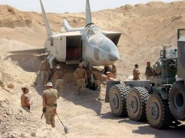 В 2003 году военные инспекторы из США, обследуя территорию Ирака, обнаружили в пустыне пару погребенных под песком американских военных бомбардировщиков. Огромные курганы песка над ними не оставляли сомнений в том, что боевые машины не просто занесло песком во время песчаной бури, - нет, их зарыли специально! Зачем? Как предположили эксперты, лидеры армии Саддама Хуссейна не хотели осложнений с США, и поэтому попытались спрятать самолеты, оказавшиеся у них незаконным путем. Тоже слабое объяснение, но что поделать - хоть какое-то!
---------------------------------------------------------------
Ну что за чушь ? Да за такую откровенную халтуру кураторам пора зарплаты лишать своих тупых пропагандонов !
Ну к чему эта ложь на ровном месте ???? Какая от нее польза ????

Во-первых, на фото не американский, а советский МИГ-25РБ.
Во-вторых, это американские войска, которые захватили Ирак, нашли советские самолеты, ДВА из которых были закопаны песком. Зачем ? Никто не знает.
А вот то, что мы поставляли военную технику Ираку - это известно точно по нашим военным изданиям.

- 1979-1982 г.г. - поставлено 8 экз. МиГ-25РБ (в т.ч. РБК); в войне с Ираном успешно применялись, в том числе для нанесения бомбовых ударов по нефтянным терминалам с большой  высоты;
- 1979 г. - поставлено 5 экз. МиГ-25ПД;
- 1980 г. - поставлено 5 экз. МиГ-25ПД;
- 1980-1988 г.г. - в ходе ирано-иракской войны МиГ-25РБ неоднократно использовались для бомбардировок нефтяных терминалов и Тегерана, а так же выполняли полеты на разведку. 1 МиГ-25РБ бза все время был сбит ЗРК "Хок".
- 1983 г. - на вооружении 10 экз.  МиГ-25 и поставлено  еще  8 экз. МиГ-25ПД;
- 1985 г. - из-за разрушения лопаток турбины разбился 1 МиГ-25РБ, пилот катапультировался.
- 1986 г. - на вооружении более 18 экз., в т.ч. МиГ-25РБТ;
- 1987 г. декабрь - МиГ-25РБТ облетанный после ремонта разбился при заходе на посадку. 
- 1991 г.  - за все время поставлено 8 экз.  МиГ-25РБ/РБТ и 20 экз. МиГ-25ПД; 17 января 1991 г.  МиГ-25ПД сбил  F/A-18С из состава многонациональных сил над Персидским заливом;
- 1993 г. - на вооружении более 12 экз. МиГ-25;
- 1997-1999 г.г. (?) - на вооружении 8 экз. МиГ-25РБ разных модификаций (в т.ч. МиГ-25РБТ).
- 2003 г. 06 июля - американские войска в 250 км к западу от Багдада в районе аэродрома Аль-Таккадум обнаружили 30-40 МиГ-25 (в т.ч. МиГ-25РБ) и Су-25 засыпанных песком.
