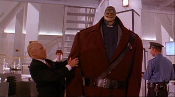 Просто маленькая голова и толстая шея.