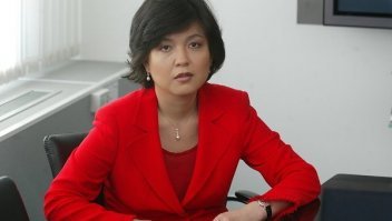 А где самая крутая?
Гульжан Молджанова
Одна из самых влиятельных женщин мира   казашка Гульжан Молджанова. В списке делового журнала Forbes она заняла 37 место, таким образом обогнав бывшую первую леди США Лору Буш, королеву Великобритании и нескольких президентов. 
В 1995 году была вынуждена устроиться к бывшему сокурснику секретарём, а уже через 2 недели её назначили финансовым директором. 
Сейчас она возглавляет крупнейшую российскую финансово-промышленную компанию  Базовый элемент . Считается богатейшей женщиной Казахстана.