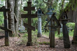 Действительно по форме вообще не похож крест. И эти резные края, и перекладины нет наверху и косой перекладины тоже. И домика. Но дырка "скворечника" есть, и надписи на староукраиском или что это вообще за язык с написанием буквы И наоборот как N ? Непонятно. Я если пойду еще в том направлении, пристану к белоярцам, может кто знает что про этот погост