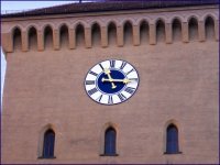 Мюнхен, Изартор, часы на башне.
Нет, картинка не перевёрнута, часы и в самом деле идут в другую сторону.