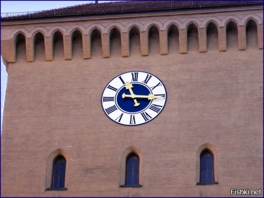 Мюнхен, Изартор, часы на башне.
Нет, картинка не перевёрнута, часы и в самом деле идут в другую сторону.