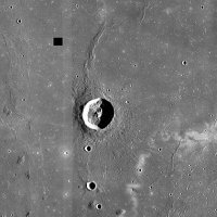 Ты дебил? 2 км по тем масштабам 380000 даже отходить не начал! Это почти 10 экваторов, это 190000 раз по 2 км. Лазерное наведение ракет на земле предпологает погрешность от 1 метра до 3! 
Нижний твой снимок, ты представляешь его масштаб, или ты думаешь это 1 км2? На снмке ниже масштаб 1 км= 2,3 пикселя. Можешь еще помотреть снмки, например кратер Райнер диаметром почти 30км!  и глубино 3 км... Эти снмки не с теодолита и не с любительского телескопа. Попробуй в фотошопе нарисовать внутри этого кратера мишень метр на пол метра.