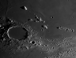 В телескоп хоть раз в жизни посмотреть удалось?
Мне удавалось вручную навести теодолит 2Т5КП на спичку на расстоянии 2 км, если о чём-то говорит.
А в большой автоматизированный телескоп попасть в Луну с кругом рассеивания под километр - как два пальца об асфальт.
Снимок Луны - с качественного ЛЮБИТЕЛЬСКОГО телескопа