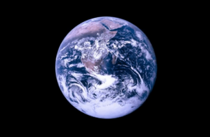 Смотрю, никто не сподобился ответить. Они втупую вышли из плоскости экватора и пролетели МИМО поясов ван Аллена за 7 минут.
В открытом космосе (вне поясов) облучение 1.8 миллизиверта в сутки, на МКС - 1 миллизиверт в сутки.
Эти данные постоянно собираются как межпланетными аппаратами, так и банальными GPS и ГЛОНАСС, которые работают вот прямо в поясах радиации.
Траектории "Аполлонов" и снимок Антарктиды с "Аполлона-17", который невозможно получить из экваториальной плоскости: