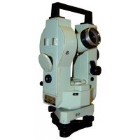 В телескоп хоть раз в жизни посмотреть удалось?
Мне удавалось вручную навести теодолит 2Т5КП на спичку на расстоянии 2 км, если о чём-то говорит.
А в большой автоматизированный телескоп попасть в Луну с кругом рассеивания под километр - как два пальца об асфальт.
Снимок Луны - с качественного ЛЮБИТЕЛЬСКОГО телескопа