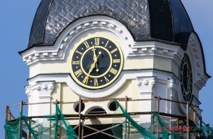 В Сарове на колокольне (или как говорят горожане "на башне") установлены интересные часы с разными циферблатами. Западный и восточный - с римскими цифрами, южный - с арабскими, а северный циферблат со старославянскими буквами, обозначавшими и цифры.