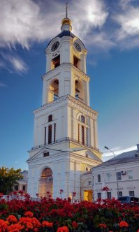 В Сарове на колокольне (или как говорят горожане "на башне") установлены интересные часы с разными циферблатами. Западный и восточный - с римскими цифрами, южный - с арабскими, а северный циферблат со старославянскими буквами, обозначавшими и цифры.
