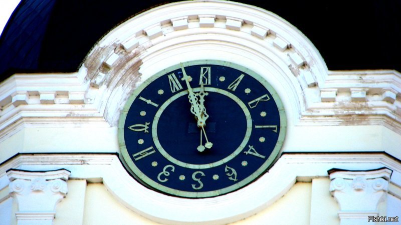 В Сарове на колокольне (или как говорят горожане "на башне") установлены интересные часы с разными циферблатами. Западный и восточный - с римскими цифрами, южный - с арабскими, а северный циферблат со старославянскими буквами, обозначавшими и цифры.