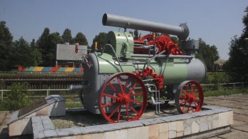 Вот такие когда то у нас локомобили выпускали и сейчас делают, тот что на фото вроде как на Кубу уплывают...